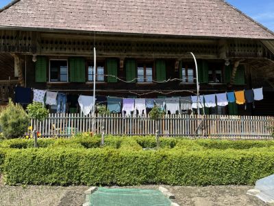 Emmentaler Bauernhaus neben Emmentaler Bauernhaus. Und drumherum viel ländliche Idylle