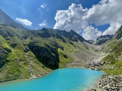 Idyllischer Bergsee, blaues Juwel und der geometrische Mittelpunkt