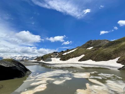 Die schwarzen Steine im stillen Seitental