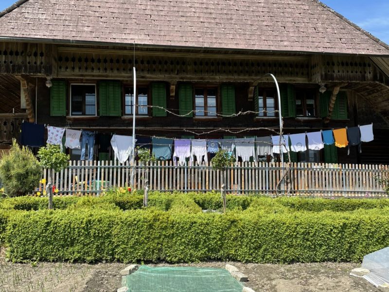 Emmentaler Bauernhaus neben Emmentaler Bauernhaus. Und drumherum viel ländliche Idylle