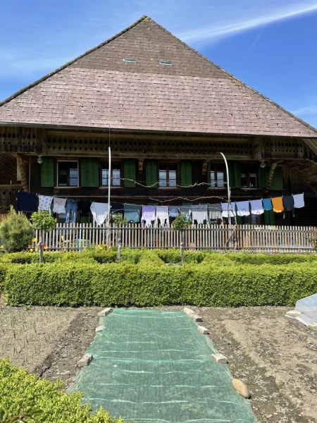 Bild von der Wandertour Emmentaler Bauernhaus neben Emmentaler Bauernhaus. Und drumherum viel ländliche Idylle