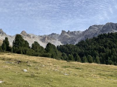 Nichts als Einsamkeit. Nichts als Stille. Und der höchstgelegene Arvenwald Europas.